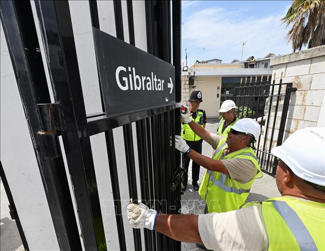 Hàng nghìn lao động qua lại mỗi ngày giữa Tây Ban Nha và Gibraltar được hưởng việc đi lại thuận lợi hơn từ ngày 15/7/2026, sau khi Liên minh châu Âu (EU) và Anh ký thỏa thuận chấm dứt các hoạt động kiểm soát biên giới tại vùng lãnh thổ này - vấn đề từng là nguồn gây căng thẳng kéo dài giữa London và Madrid. Trong ảnh: Công nhân tháo dỡ hàng rào tại cửa khẩu giữa Tây Ban Nha và Gibraltar ngày 15/7/2026. Ảnh: THX/TTXVN phát
