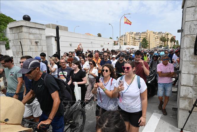 Hàng nghìn lao động qua lại mỗi ngày giữa Tây Ban Nha và Gibraltar được hưởng việc đi lại thuận lợi hơn từ ngày 15/7/2026, sau khi Liên minh châu Âu (EU) và Anh ký thỏa thuận chấm dứt các hoạt động kiểm soát biên giới tại vùng lãnh thổ này - vấn đề từng là nguồn gây căng thẳng kéo dài giữa London và Madrid. Trong ảnh: Người dân đi qua cửa khẩu giữa Tây Ban Nha và Gibraltar ngày 15/7/2026. Ảnh: THX/TTXVN phát