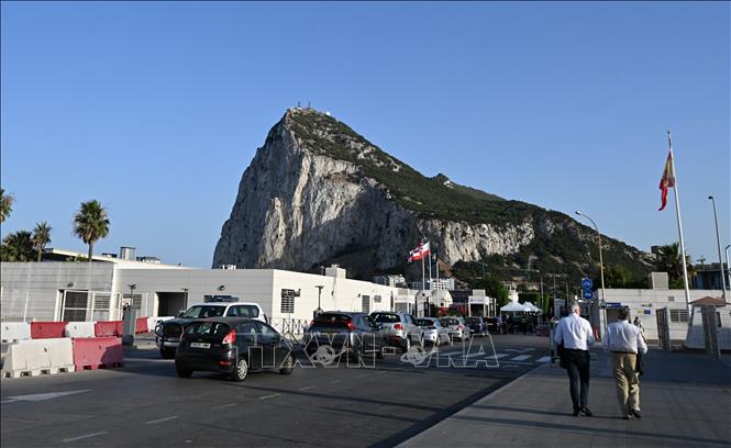 Hàng nghìn lao động qua lại mỗi ngày giữa Tây Ban Nha và Gibraltar được hưởng việc đi lại thuận lợi hơn từ ngày 15/7/2026, sau khi Liên minh châu Âu (EU) và Anh ký thỏa thuận chấm dứt các hoạt động kiểm soát biên giới tại vùng lãnh thổ này - vấn đề từng là nguồn gây căng thẳng kéo dài giữa London và Madrid. Trong ảnh: Cửa khẩu giữa Tây Ban Nha và Gibraltar ngày 14/7/2026. Ảnh: THX/TTXVN phát
