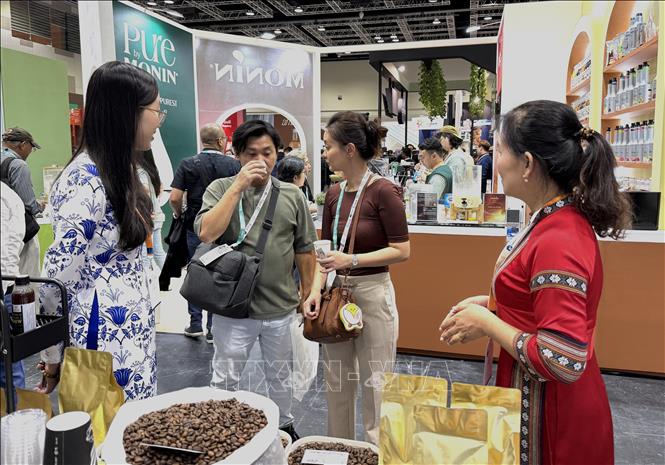Khách hàng Malaysia trải nghiệm cà phê của Việt Nam. Ảnh: Thanh Bình - PV TTXVN tại Malaysia