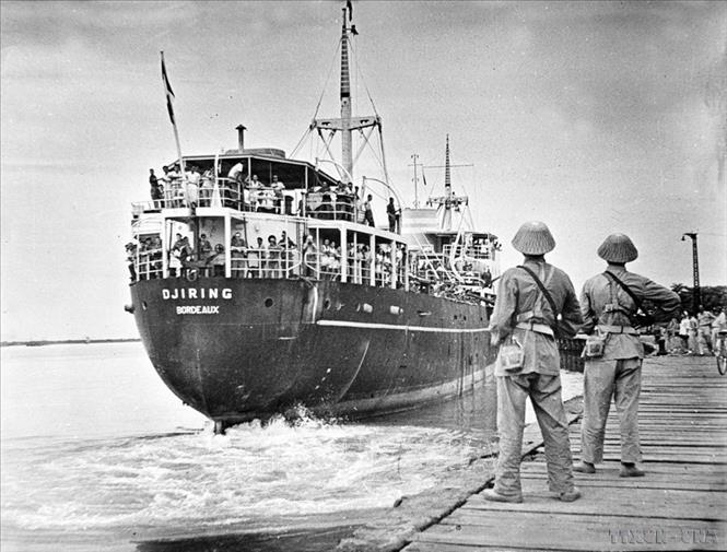 Chiếc tàu Djiring chở quân Pháp rút lui khỏi bến Sáu Kho (Hải Phòng) vào miền Nam, ngày 13/5/1955, kết thúc 300 ngày Hải Phòng là khu trú quân tạm thời cuối cùng của họ ở miền Bắc theo quy định tại Hiệp định Geneva. Miền Bắc hoàn toàn được giải phóng. Ảnh: Tư liệu TTXVN