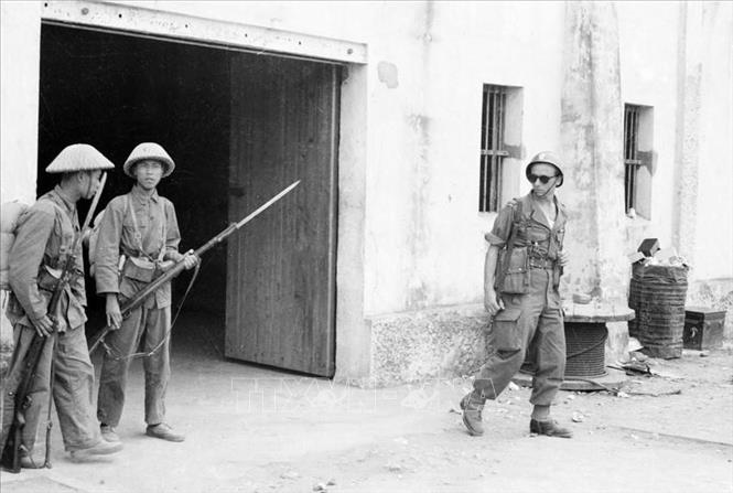 Theo Hiệp định Geneva, quân đội Pháp phải lần lượt rút lui khỏi các địa phương do họ chiếm đóng ở phía Bắc vĩ tuyến 17, hạn đến ngày 19/5/1955, phải rút toàn bộ khỏi khu Hải Phòng là khu trú quân tạm thời cuối cùng của họ ở miền Bắc. Ngày 13/5/1955, bộ đội ta tiến vào tiếp quản thành phố. Ngày 15/5/1955, những lính Pháp cuối cùng xuống tàu tại bến Nghiêng (nay thuộc quận Đồ Sơn) rút khỏi Hải Phòng. Trong ảnh: Một đơn vị bộ đội Việt Nam tiếp quản bến Sáu Kho (Hải Phòng), ngày 13/5/1955, theo các điều khoản trong Hiệp định Geneva. Ảnh: Tư liệu TTXVN