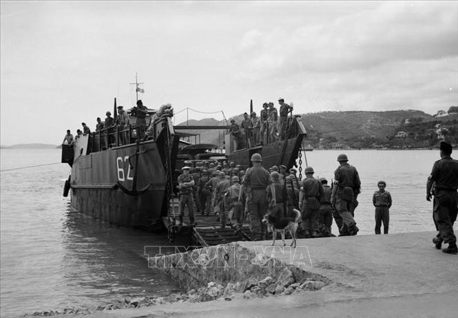 Đúng12 giờ trưa, ngày 24/4/1955, tên lính viễn chinh Pháp cuối cùng lên tàu, rút khỏi Hòn Gai, thực hiện các điều khoản trong Hiệp định Geneva. Khu mỏ Hồng Quảng (nay là Quảng Ninh) hoàn toàn giải phóng. Từ đó, ngày 25/4/1955 trở thành mốc son trong lịch sử cách mạng tỉnh Quảng Ninh và trở thành ngày hội truyền thống, niềm tự hào của Đảng bộ và nhân dân các dân tộc tỉnh Quảng Ninh. Ảnh: Tư liệu TTXVN