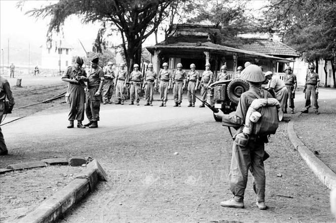 Thực hiện các điều khoản trong Hiệp định Geneva, ngày 24/4/1955, quân Pháp rút khỏi Hòn Gai, khu Hồng Quảng (nay là Quảng Ninh). 12 giờ ngày 24/4/1955, tên lính viễn chinh Pháp cuối cùng lên tàu, rút khỏi bến phà Bãi Cháy. Trong ảnh: Bộ đội Việt Nam tiếp quản ngay các vị trí quân Pháp vừa rút lui tại Hòn Gai, ngày 24/4/1955. Ảnh: Tư liệu TTXVN