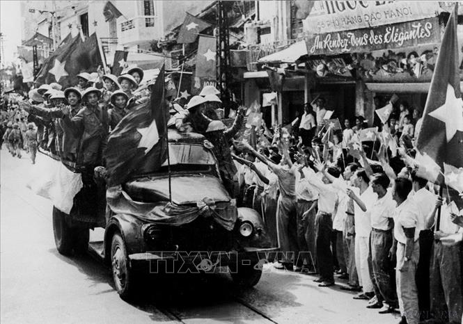 Sáng 10/10/1954, bộ đội ta từ các cửa ô tiến về giải phóng Thủ đô, kết thúc 9 năm trường kỳ kháng chiến chống thực dân Pháp. Ảnh: Tư liệu TTXVN