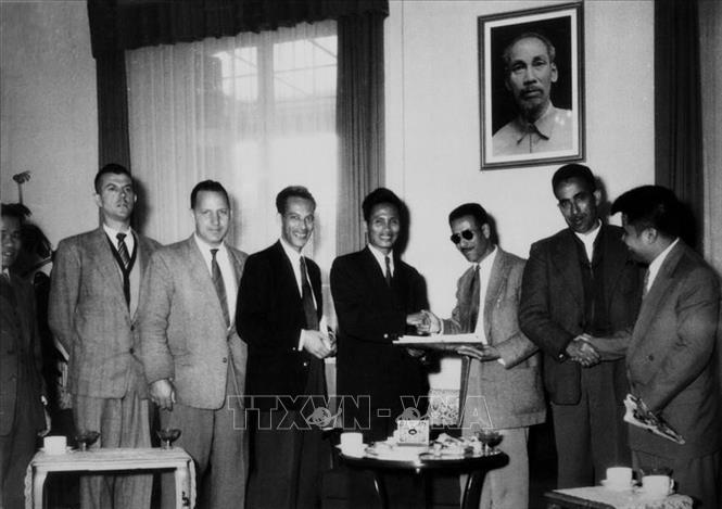 Đoàn đại biểu Công hội và Nhà báo Algeria gặp Phái đoàn Việt Nam tại Trụ sở Liên hợp quốc ở Geneva (1954), bày tỏ tình hữu nghị và tinh thần đoàn kết đấu tranh cho hòa bình của Việt Nam. Ảnh: Tư liệu TTXVN