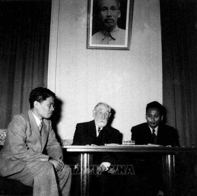Phó Thủ tướng Phạm Văn Đồng (bên phải) và Thứ trưởng Bộ Quốc phòng Tạ Quang Bửu (bên trái) tiếp đại biểu Ủy ban Hòa bình toàn nước Pháp, tại Trụ sở Phái đoàn Việt Nam ở Hội nghị Geneva, Thụy Sĩ (1954). Ảnh: Tư liệu TTXVN