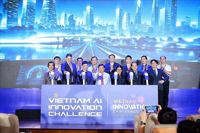 Các đại biểu thực hiện nghi thức phát động Chương trình thách thức đổi mới sáng tạo Việt Nam 2026 (VIC 2026) và Cuộc thi Olympic Trí tuệ nhân tạo Quốc tế 2027 (IAIO 2027). Ảnh: Phạm Tuấn Anh - TTXVN
