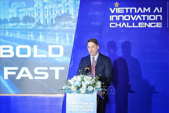 Ông Benjamin Embury (Tham tán Kinh tế, Đại sứ quán Hoa Kỳ tại Hà Nội) phát biểu về hợp tác chiến lược Việt Nam - Hoa Kỳ về AI và đổi mới sáng tạo. Ảnh: Phạm Tuấn Anh - TTXVN