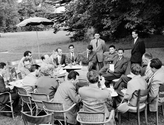 Ngày 19/7/1954, Phó Thủ tướng Phạm Văn Đồng họp báo tại Trụ sở Phái đoàn Việt Nam ở Liên hợp quốc (Geneva, Thụy Sĩ) để thông báo về vấn đề thống nhất Việt Nam. Ảnh: Tư liệu TTXVN