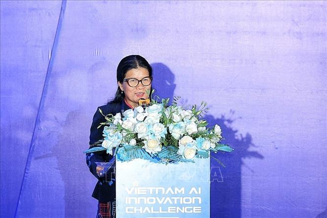Bà Thảo Griffiths, Giám đốc Chính sách công thị trường Việt Nam, Lào, Campuchia và Myanmar, Tập đoàn Meta chia sẻ về xu hướng toàn cầu phát triển AI. Ảnh: Phạm Tuấn Anh - TTXVN
