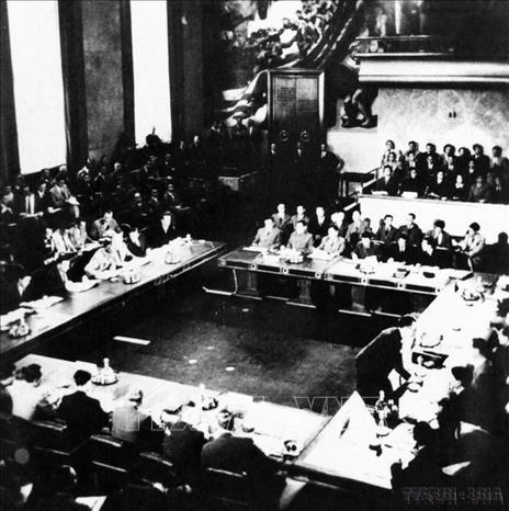 Khai mạc ngày 8/5/1954, Hội nghị Geneva về Đông Dương đã trải qua 75 ngày thương lượng căng thẳng với 31 phiên họp. Ngày 20/7/1954, Hiệp định Geneva về Đông Dương được ký kết. Đây là văn kiện ngoại giao quan trọng yêu cầu các quốc gia tôn trọng chủ quyền, độc lập, thống nhất và toàn vẹn lãnh thổ của Việt Nam và các nước Đông Dương. Trong ảnh: Toàn cảnh Hội nghị Geneva về Đông Dương tại Thụy Sĩ (1954). Ảnh: Tư liệu TTXVN