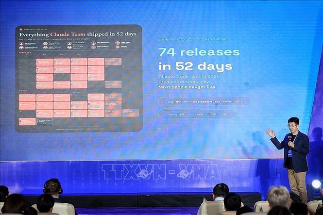 Tiến sĩ Trần Việt Hùng, Nhà đồng sáng lập kiêm Tổng Giám đốc AI for Vietnam trình bày tham luận “AI for Everyone: Phổ cập AI và phát triển cộng đồng đổi mới sáng tạo”. Ảnh: Phạm Tuấn Anh - TTXVN
