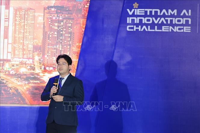 Tiến sĩ Nguyễn Duy Khương, Phó Giám đốc Viện Nghiên cứu Quantum AI & Cyber Security (QACI), Tập đoàn FPT, trình bày tham luận “FPT: Cam kết đồng hành cùng cộng đồng – Tiên phong phát triển công nghệ lõi”, khẳng định vai trò của doanh nghiệp trong xây dựng hạ tầng, phát triển nguồn nhân lực và từng bước nâng cao năng lực tự chủ công nghệ của Việt Nam. Ảnh: Phạm Tuấn Anh - TTXVN
