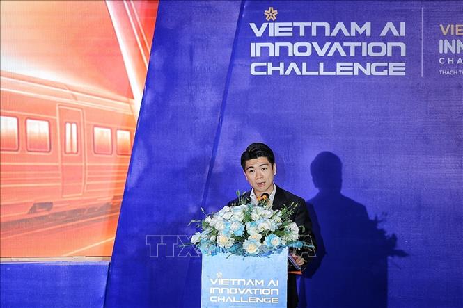 Ông Đỗ Quang Vinh, Phó Chủ tịch HĐQT kiêm Phó Tổng Giám đốc Ngân hàng SHB, trình bày tham luận “Từ phổ cập AI đến bài toán thực tiễn: Cơ hội đổi mới sáng tạo trong ngành tài chính – ngân hàng”, nhấn mạnh việc đưa trí tuệ nhân tạo vào giải quyết các bài toán vận hành, nâng cao trải nghiệm khách hàng và tạo động lực đổi mới sáng tạo trong lĩnh vực tài chính – ngân hàng. Ảnh: Phạm Tuấn Anh - TTXVN
