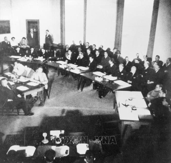 Ngày 8/5/1954, tin về kết quả Chiến dịch Điện Biên Phủ được truyền đến Geneva. Sáng sớm 8/5/1954, vấn đề Đông Dương chính thức được đưa lên bàn đàm phán. Trong ảnh: Quang cảnh phiên khai mạc Hội nghị Geneva về Đông Dương, ngày 8/5/1954. Ảnh: Tư liệu TTXVN