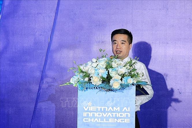 Ông Nguyễn Quyết Chiến, Tổng Thư ký Liên hiệp các Hội Khoa học và Kỹ thuật Việt Nam (VUSTA) trình bày tham luận “Kiến tạo thế hệ nhân tài AI toàn cầu trong tương lai”, nhấn mạnh yêu cầu phát hiện, bồi dưỡng và kết nối nguồn nhân lực trẻ với hệ sinh thái khoa học, công nghệ và đổi mới sáng tạo trong nước và quốc tế. Ảnh: Phạm Tuấn Anh - TTXVN