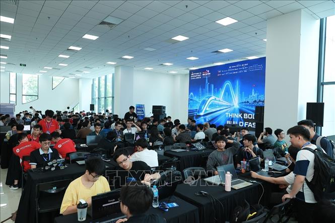 Hàng trăm thí sinh tập trung tại không gian thi đấu của Vietnam AI Innovation Challenge 2026, bắt đầu chặng phát triển giải pháp AI từ những bài toán thực tiễn do doanh nghiệp và các tổ chức đặt ra. Ảnh: Phạm Tuấn Anh - TTXVN