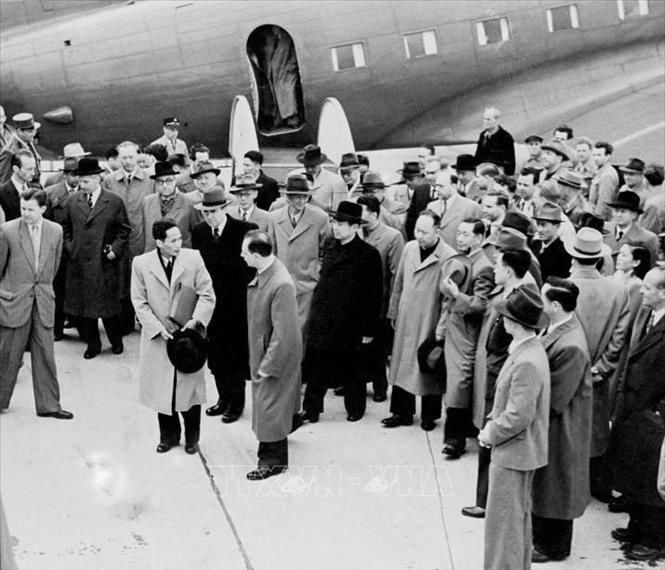 Ngày 4/5/1954, Phái đoàn ngoại giao Việt Nam Dân chủ Cộng hòa, do Phó Thủ tướng Phạm Văn Đồng làm Trưởng đoàn, đến Geneva (Thụy Sĩ) tham dự Hội nghị Geneva về Đông Dương, sau những diễn biến tích cực về chiến thắng của quân đội Việt Nam tại chiến dịch Điện Biên Phủ. Ảnh: Tư liệu TTXVN