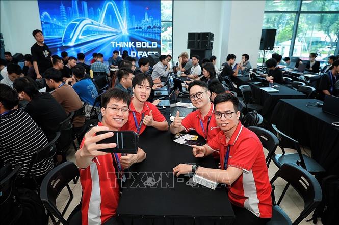 Các đội thi giữ tinh thần hứng khởi trước khi bước vào hành trình phát triển giải pháp AI liên tục trong 48 giờ, nơi năng lực công nghệ, tư duy sản phẩm và khả năng phối hợp nhóm cùng được thử thách. Ảnh: Phạm Tuấn Anh - TTXVN