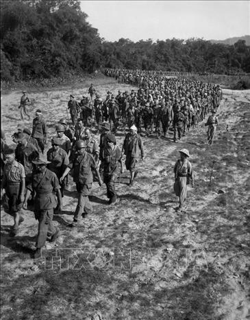 Ngày 7/5/1954, quân và dân ta đã đập tan Tập đoàn cứ điểm Điện Biên Phủ, kết thúc oanh liệt cuộc kháng chiến chống Pháp đầy hy sinh, gian khổ kéo dài suốt 9 năm, buộc Pháp phải ngồi vào bàn đàm phán tại Geneva. Trong ảnh: Tù binh Pháp ở Điện Biên Phủ lũ lượt ra hàng và được áp giải về tuyến sau. Ảnh: Triệu Đại - TTXVN