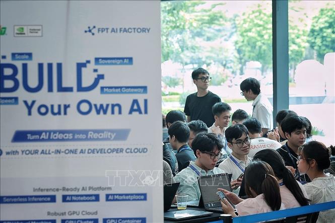 Không gian phát triển sản phẩm tại Vietnam AI Innovation Challenge 2026, nơi các đội thi sử dụng hạ tầng điện toán và nền tảng AI để từng bước chuyển hóa ý tưởng thành giải pháp có khả năng ứng dụng trong thực tiễn. Ảnh: Phạm Tuấn Anh - TTXVN