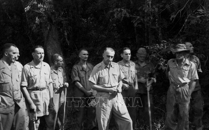 Ngày 7/5/1954, quân và dân ta đã đập tan Tập đoàn cứ điểm Điện Biên Phủ, kết thúc oanh liệt cuộc kháng chiến chống Pháp đầy hy sinh, gian khổ kéo dài suốt 9 năm, buộc Pháp phải ngồi vào bàn đàm phán tại Geneva. Trong ảnh: Tướng De Castries (đi đầu) cùng toàn bộ Ban Tham mưu Tập đoàn cứ điểm Điện Biên Phủ ra hàng. Ảnh: Triệu Đại - TTXVN