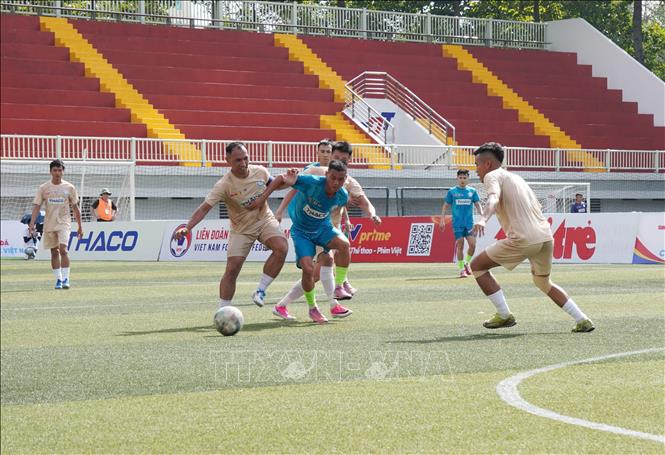 Pha tranh bóng giữa cầu thủ đội Công đoàn Đồng Nai 3 (áo xanh) và Công đoàn Quảng Ngãi. Ảnh: Trung Tuyến - TTXVN