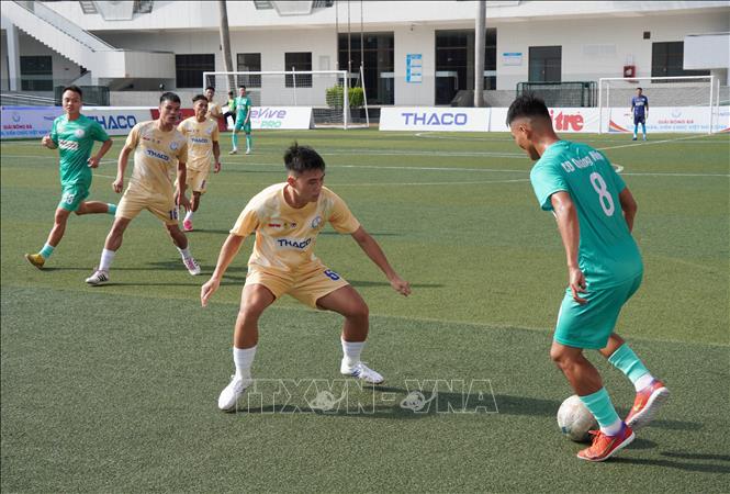 Trận đấu giữa đội Công đoàn Quảng Ninh và Công đoàn Bắc Ninh 2 (áo vàng). Ảnh: Trung Tuyến - TTXVN