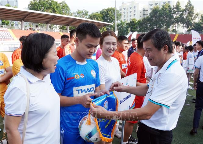Ông Tăng Hữu Phong, Phó Trưởng Ban Tuyên giáo và Dân vận Thành ủy Thành phố Hồ Chí Minh tặng cờ lưu niệm cho các đơn vị tham dự Giải. Ảnh: Trung Tuyến - TTXVN