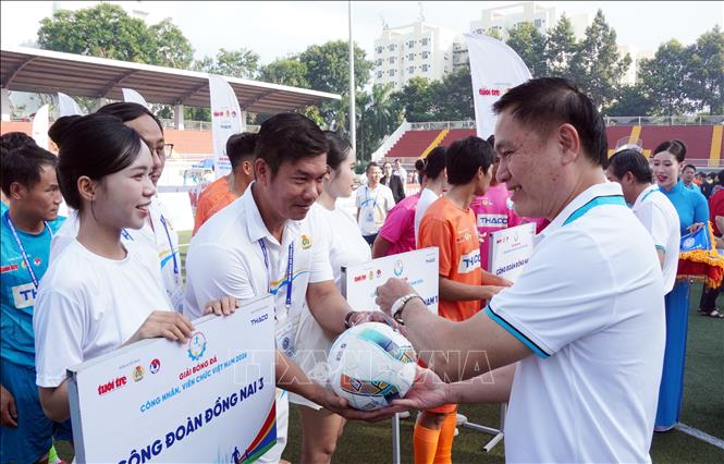 Ông Trần Anh Tú, Phó Chủ tịch Liên đoàn Bóng đá Việt Nam (VFF) tặng bóng lưu niệm cho các đơn vị tham dự Giải. Ảnh: Trung Tuyến - TTXVN