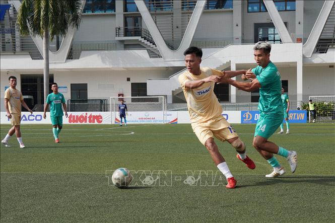 Pha tranh bóng giữa cầu thủ đội Công đoàn Quảng Ninh và Công đoàn Bắc Ninh 2 (áo vàng). Ảnh: Trung Tuyến - TTXVN