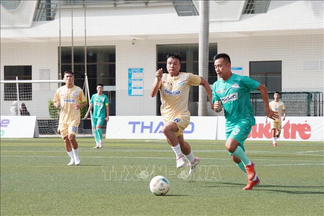 Pha tranh bóng giữa cầu thủ đội Công đoàn Quảng Ninh và Công đoàn Bắc Ninh 2 (áo vàng). Ảnh: Trung Tuyến - TTXVN