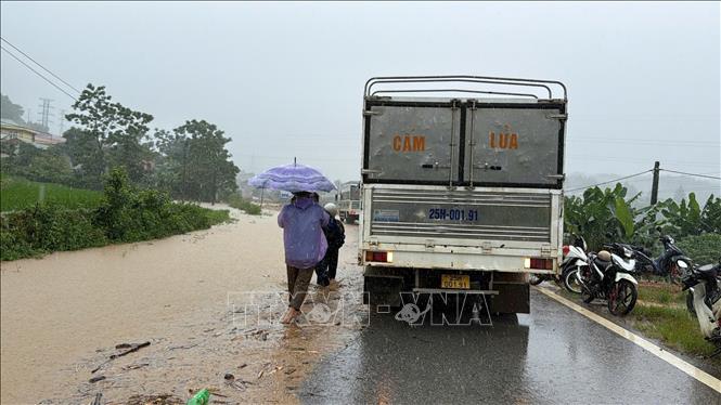 Các phương tiện không thể lưu thông tại đoạn Km 354 trên Quốc lộ 32, xã Mường Than. Ảnh: TTXVN phát
