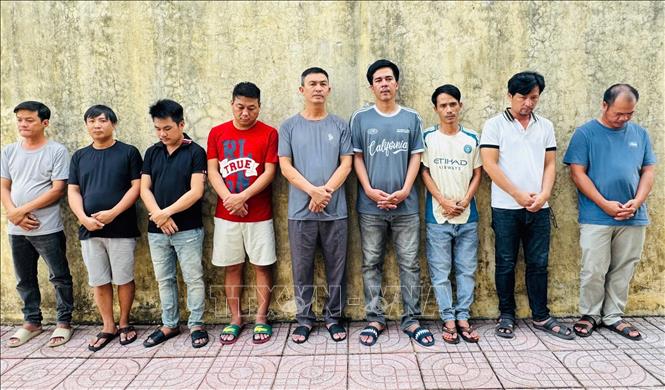 Các đối tượng trong đường dây cá độ bóng đá. Ảnh: TTXVN phát