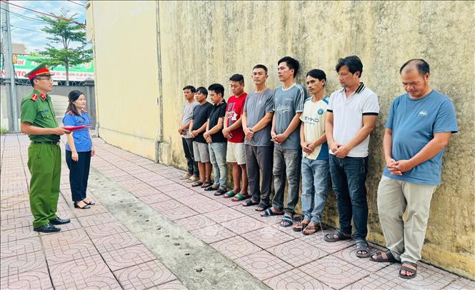 Cơ quan Cảnh sát điều tra đọc lệnh khởi tố 9 đối tượng. Ảnh: TTXVN phát