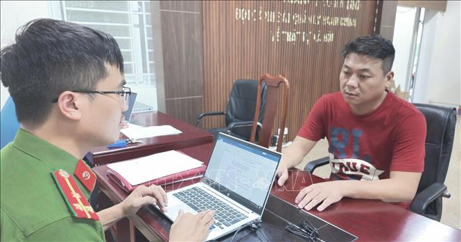 Đối tượng cầm đầu Châu Chí Phước tại cơ quan điều tra. Ảnh: TTXVN phát