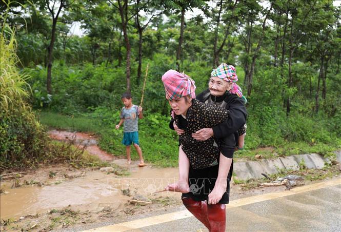 Lũ quét khiến nhiều nhà dân bị cuốn trôi. Ảnh: Quý Trung - TTXVN