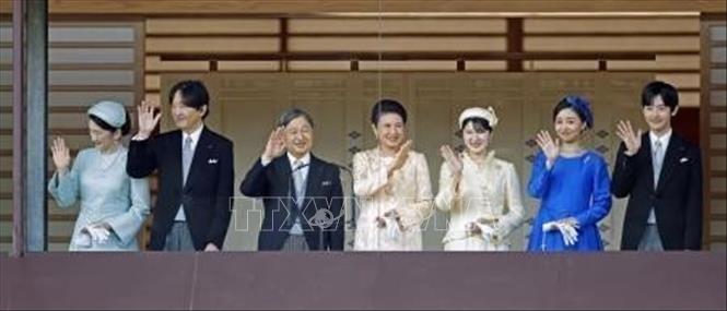 (Tư liệu) Nhật hoàng Naruhito (thứ 3, trái), Hoàng hậu Masako (thứ 4, trái) cùng các thành viên Hoàng gia vẫy chào người dân từ ban công Hoàng cung ở Tokyo nhân dịp sinh nhật lần thứ 66 của Nhật hoàng, ngày 23/2/2026. Ảnh: Kyodo/TTXVN