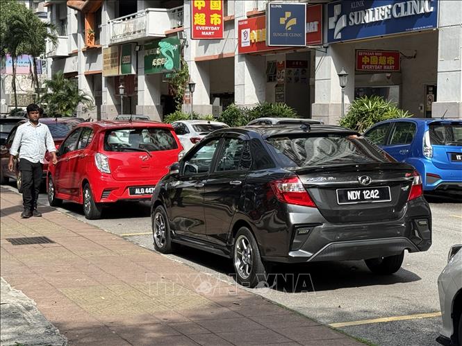 Xe ô tô đỗ trên nhiều tuyến phố tại Kuala Lumpur, Malaysia. Ảnh: Thanh Bình – PV TTXVN tại Malaysia