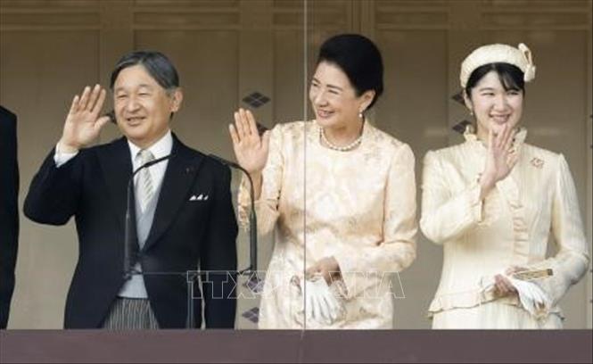 (Tư liệu) Nhật hoàng Naruhito (trái), Hoàng hậu Masako (giữa) và Công chúa Aiko chào người dân tại Hoàng cung ở Tokyo nhân dịp sinh nhật lần thứ 66 của Nhật hoàng, tháng 2/2026. Ảnh: Kyodo/TTXVN