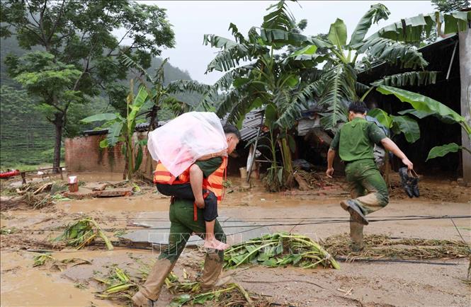 Lực lượng Công an tỉnh Lai Châu cứu đưa người dân bị cô lập về nơi an toàn. Ảnh: Quý Trung - TTXVN