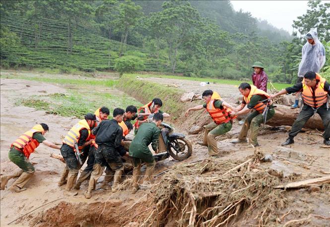 Lực lượng Công an tỉnh Lai Châu di dời tài sản của người dân. Ảnh: Quý Trung - TTXVN