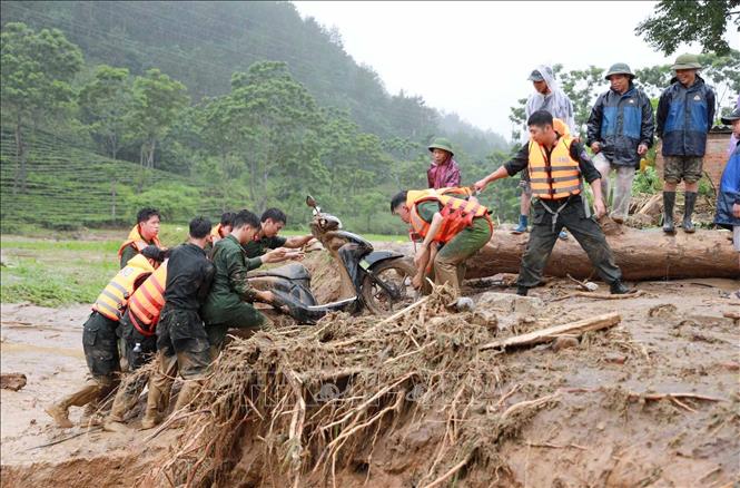 Lực lượng Công an tỉnh Lai Châu di dời tài sản của người dân sau khi lũ đi qua. Ảnh: Quý Trung - TTXVN