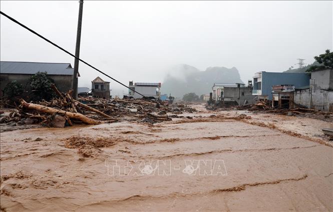 QL 32 khu vực đội 11, xã Mường Thanh tỉnh Lai Châu tan hoang thành dòng sông nước chảy xiết. Ảnh: Qúy Trung - TTXVN