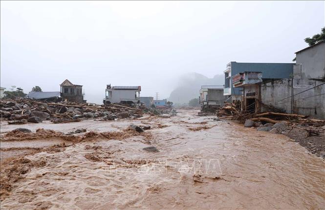 Nhiều ngôi nhà dọc hai bên QL 32 tại đội 11 xã Mường Than tỉnh Lai Châu tan hoang sau cơn lũ. Ảnh: Qúy Trung - TTXVN