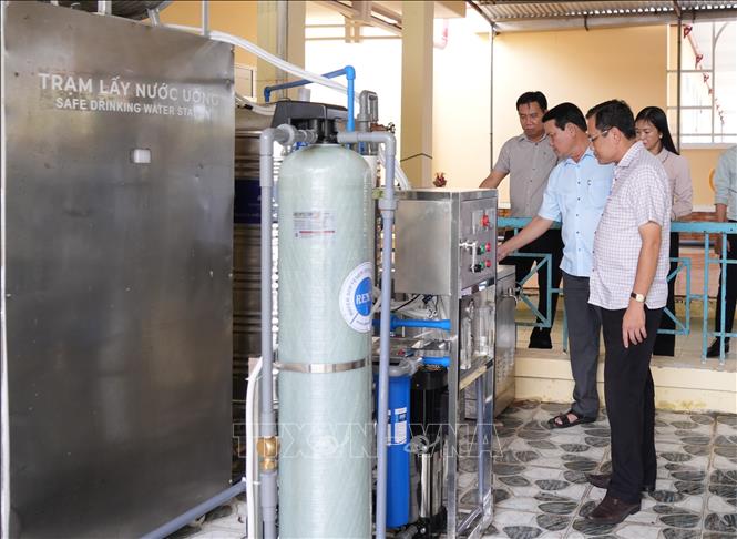 Đoàn công tác UBND tỉnh Cà Mau kiểm tra thực tế việc đầu tư nước sạch tại trường Mẫu giáo Sao Mai cùng 1 số hạng mục khác trong chương trình. Ảnh: Tuấn Kiệt – TTXVN
