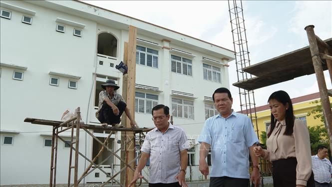 Đoàn công tác UBND tỉnh Cà Mau kiểm tra thực tế việc thi công sửa chữa, cải tạo tại trường tiểu học Quang Trung. Ảnh: Tuấn Kiệt – TTXVN