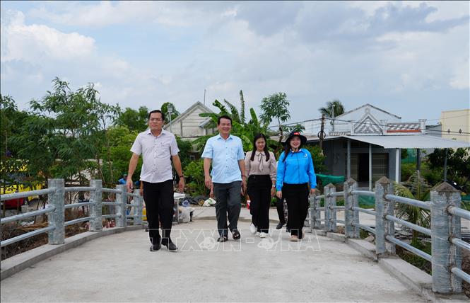 Phó Chủ tịch UBND tỉnh Cà Mau Ngô Vũ Thăng cùng Đoàn công tác khảo sát tại điểm xây dựng cầu giao thông nông thôn tại ấp Doanh Điền (cầu Huyện Kệ). Ảnh: Tuấn Kiệt – TTXVN
