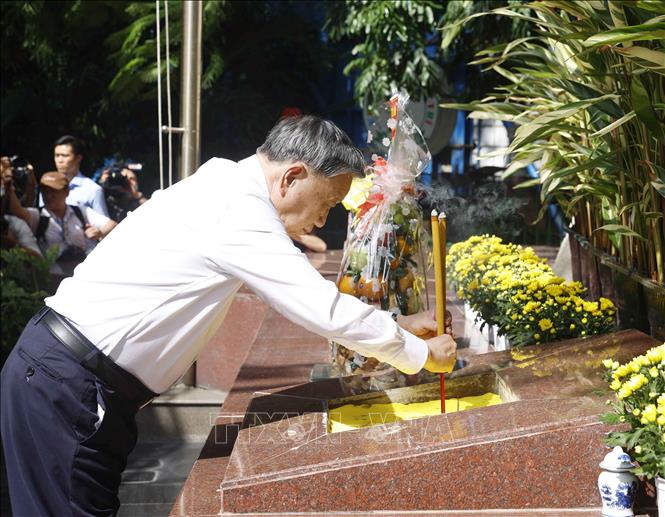 Tổng Bí thư, Chủ tịch nước Tô Lâm dâng hương tưởng niệm Tổng Bí thư Trần Phú. Ảnh: Thống Nhất – TTXVN